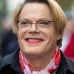เอ็ดดี้ อิซซาร์ด (Eddie Izzard)
