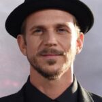 กุสตาฟ สการ์สการ์ด (Gustaf Skarsgård)