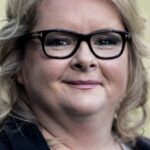 มักดา ซูบันสกี้ (Magda Szubanski)
