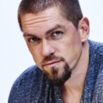 สตีฟ โฮวีย์ (Steve Howey)