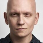 แอนโธนี่ คาร์ริแกน (Anthony Carrigan)