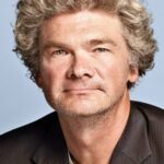 ไซมอน ฟาร์นาบี้ (Simon Farnaby)